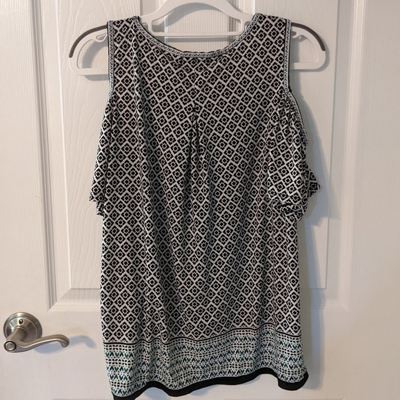Like-New Max Studio Flowy Cold Shoulder Scoop Neck Patterned Top Size Small - Picture 3 of 7